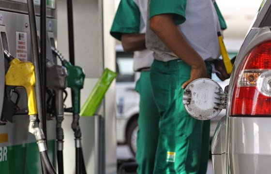 Posto de gasolina indenizará empregado por descontos de valores roubados em assalto